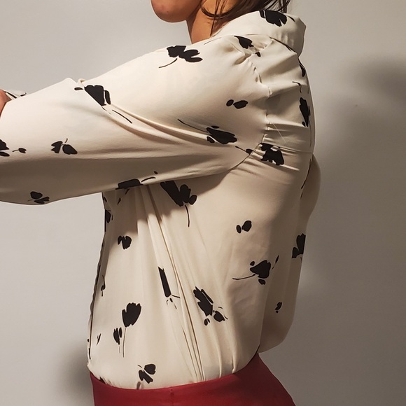 Hella cute flower button down - Picture 2 of 7